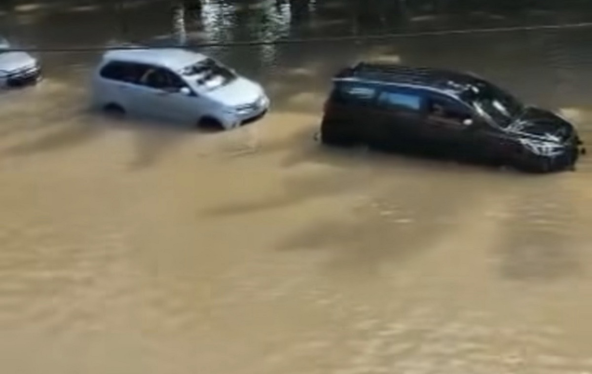 Jangan Panik, Ini Langkah agar Mobil dan Motor Tetap Prima Usai Terendam Banjir
