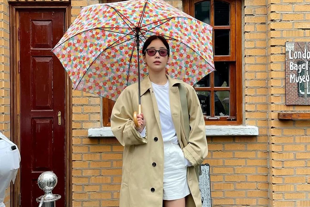 5 Inspirasi Outfit Trench Coat, Tetap Keren Meskipun Musim Hujan