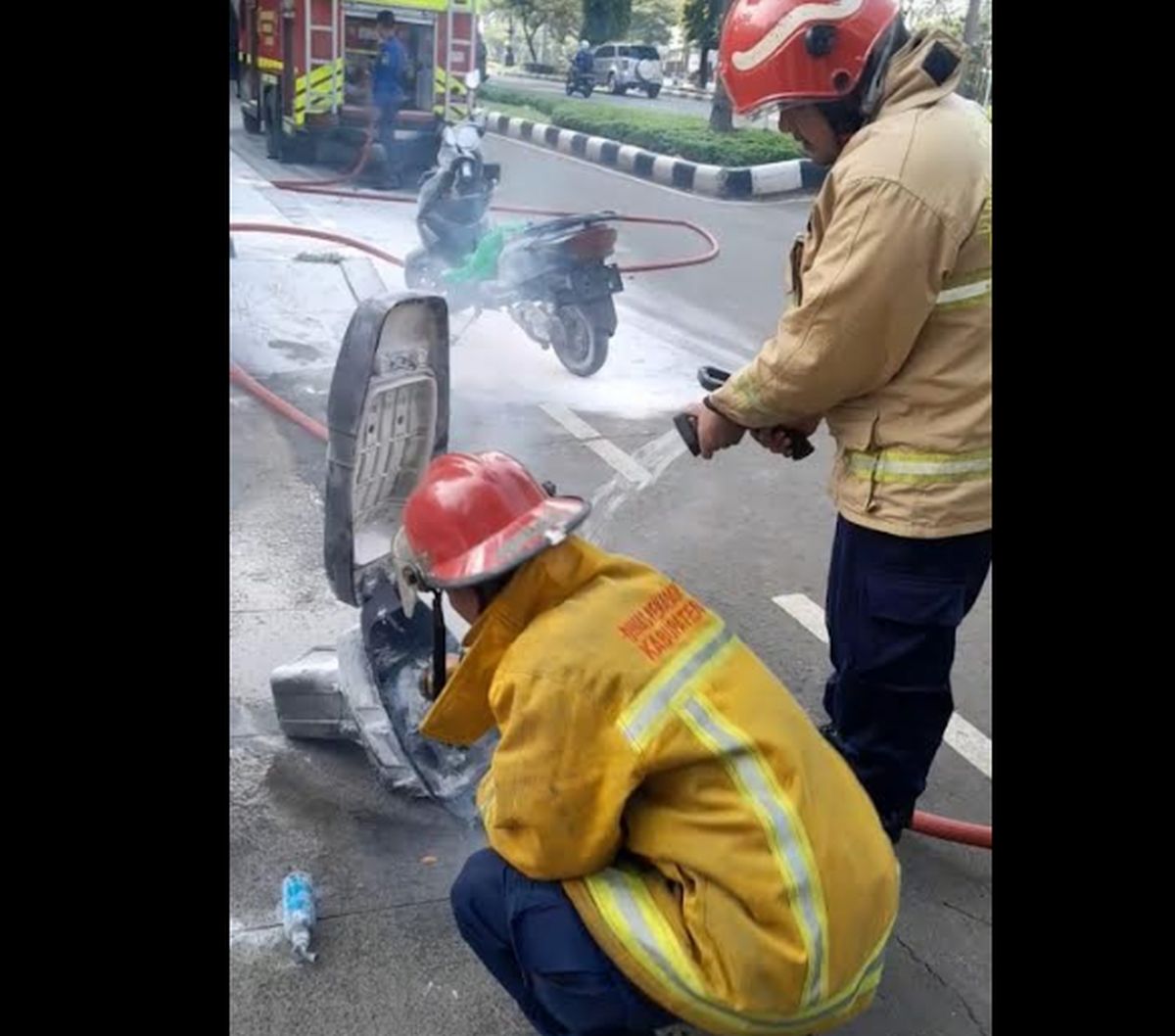 Diduga Korsleting, Motor Listrik Ngebul di Jalanan Cibinong