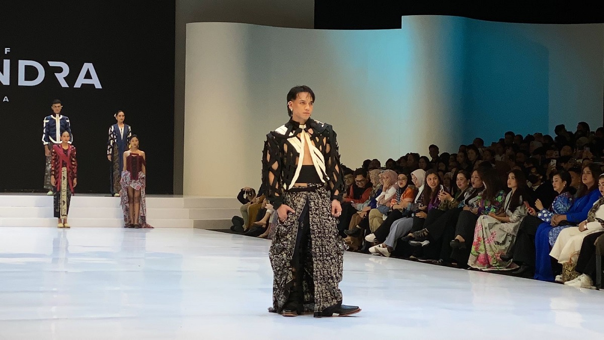 Jefri Nichol Jadi Model di Hari Terakhir IFW 2024, Bawakan Koleksi Tradisional Futuristik