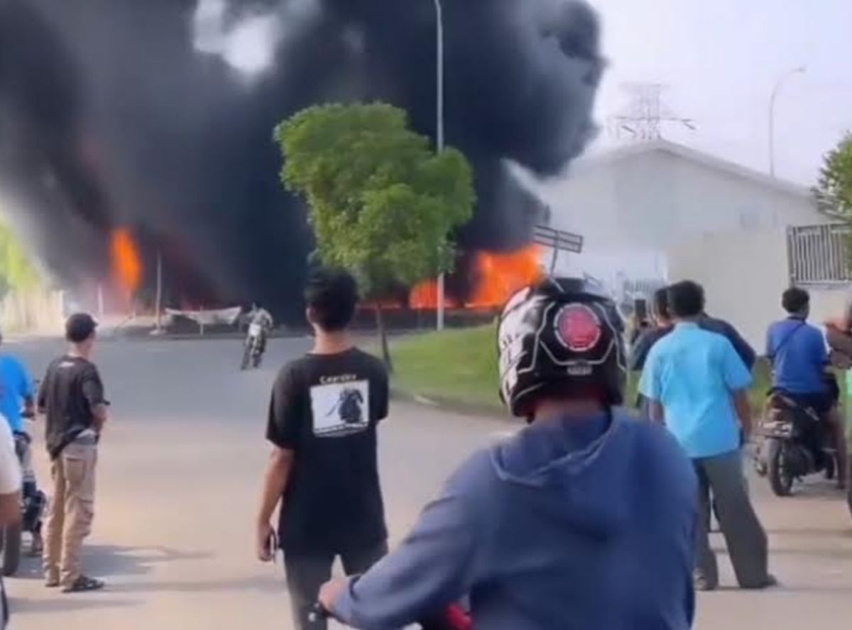 Kebakaran Hebat Melanda Pabrik di Kawasan Bekasi