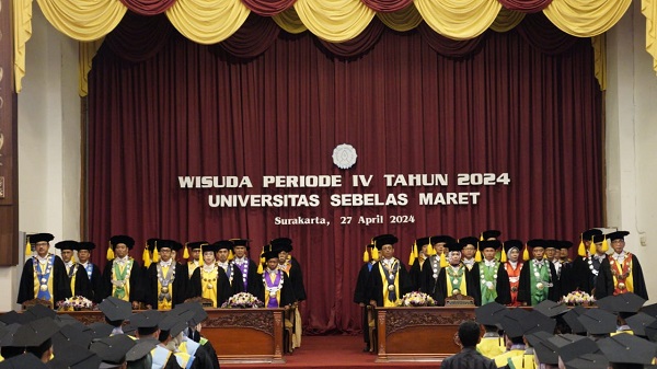 KGPAA Mangkunegara X Hadiri Wisuda UNS Periode IV-2024