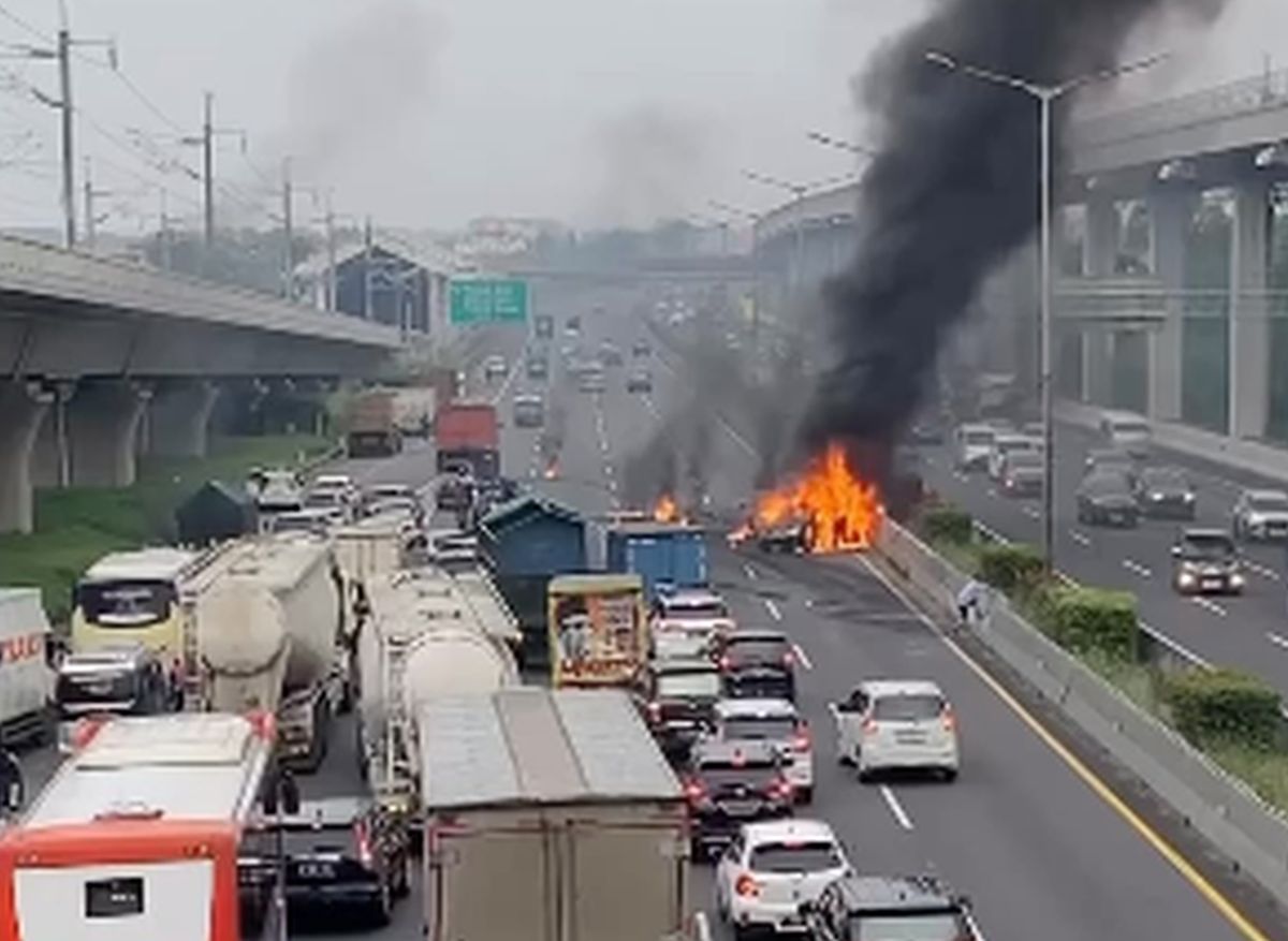 Mobil Terbakar di Tol Japek Ternyata Sempat Ditabrak Pikap Muatan Cabai