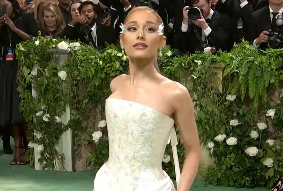 Pakai Gaun Terinspirasi dari Lukisan Botticelli, Ariana Grande bak Tinkerbell di Met Gala