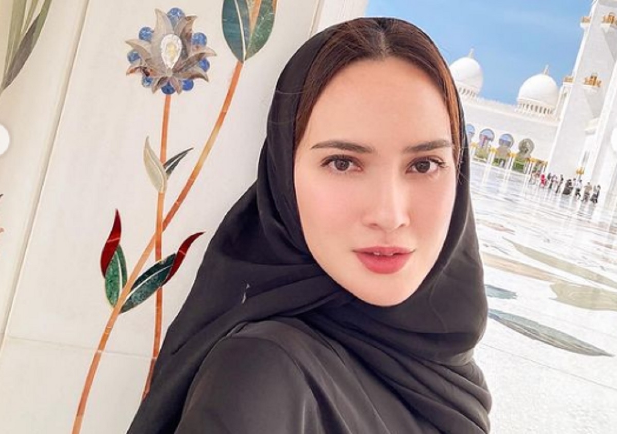 Potret Cantik Shandy Aulia Pakai Gamis saat Liburan di Dubai, Netizen: Log In?