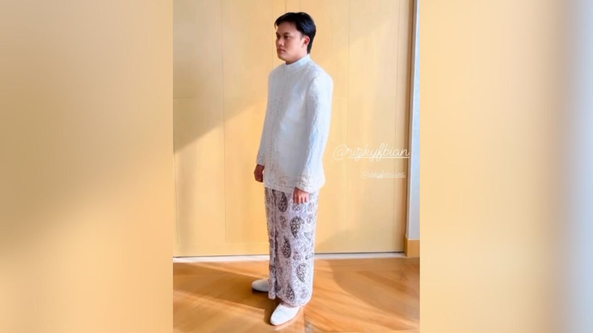 Rizky Febian Tampil Gagah dalam Balutan Busana Pengantin Adat Sunda