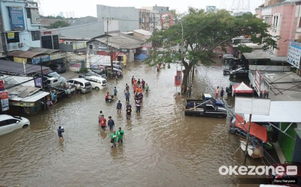 Sejumlah Wilayah Jakarta Kebanjiran Gegara Rob dan Luapan Kali Ciliwung