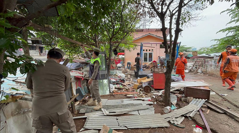 Taman Jati Pinggi Petamburan Jadi Kawasan Kumuh, Petugas Lakukan Penertiban