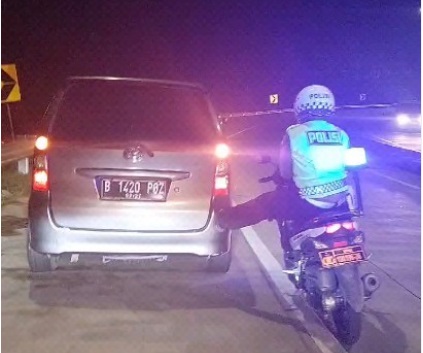 Viral Aksi Polisi Stut Mobil Mogok Pakai Motor