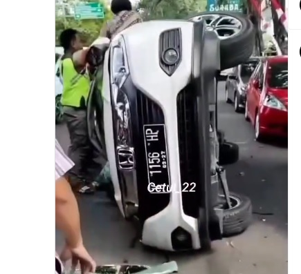 Viral Mobil Terbalik Diduga Gara-Gara Ban Pecah