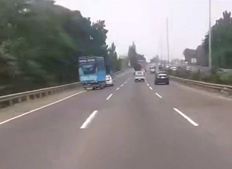 Viral Sopir Truk Sapi Kejar-kejaran dengan Mobil Polisi di Tol Cikampek