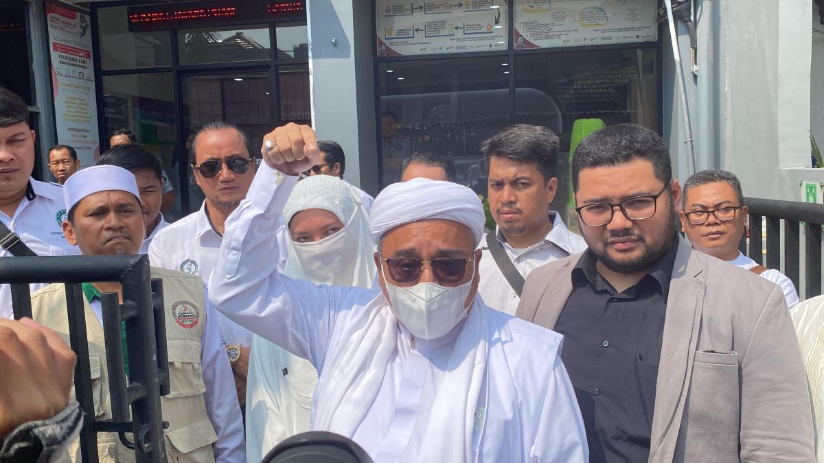 Acungkan Jempol, Habib Rizieq Tiba di Bapas Jakpus Ambil Surat Bebas Murni