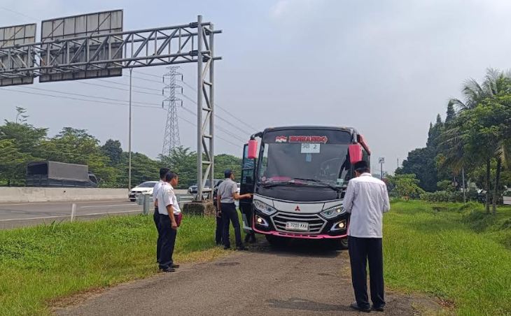 Aparat Gabungan Razia Rampcheck di Tol Jagorawi, Banyak Bus Wisata Habis Uji KIR