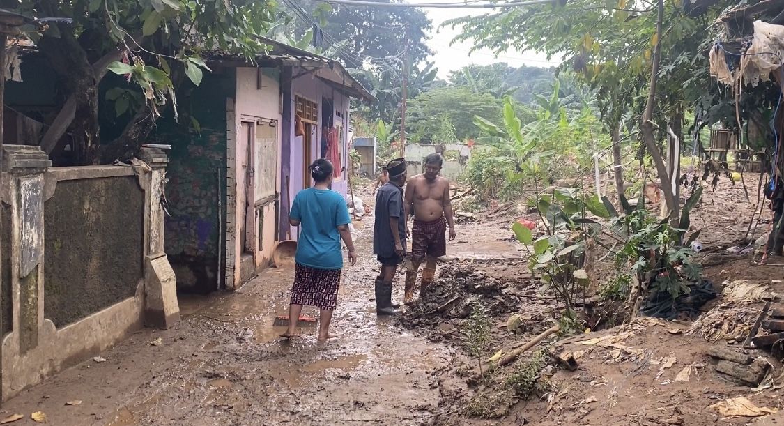 Banjir 2 Meter Surut, Warga Pejaten Timur Bersihkan Rumah dari Genangan Lumpur