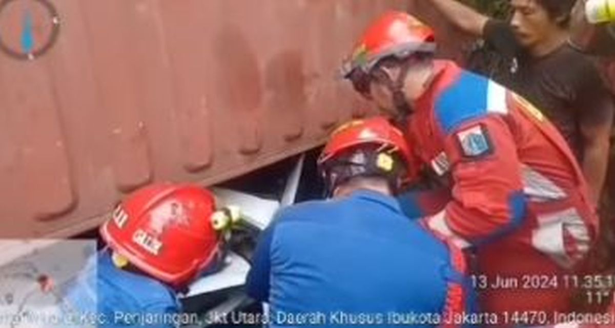 Detik-Detik Evakuasi Sopir Mobil yang Tertimpa Truk Kontainer di Jakut