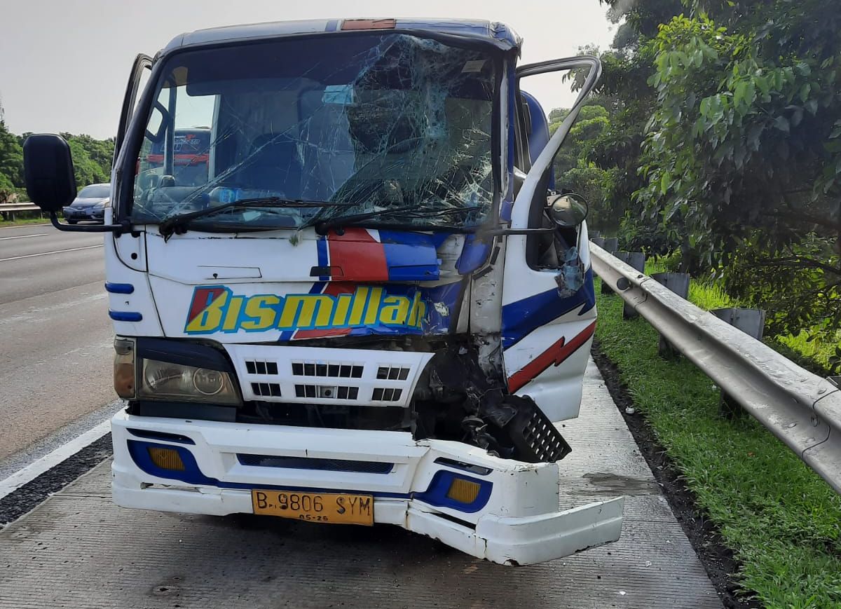Dua Truk Kecelakaan di Tol Jagorawi Arah Bogor, Ini Penampakannya