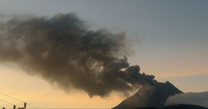 Gunung Lewotobi Laki-laki Erupsi, Waspada Semburan Abu Vulkanik