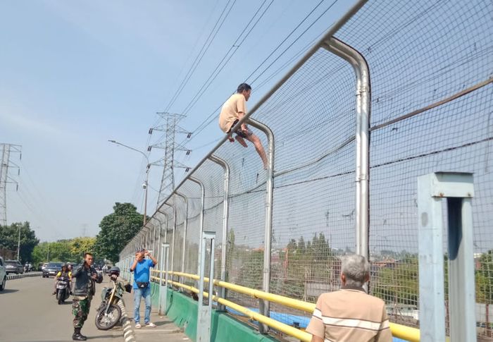 Hendak Bunuh Diri, Pria di Bogor Nekat Ingin Lompat dari Jembatan Ceger