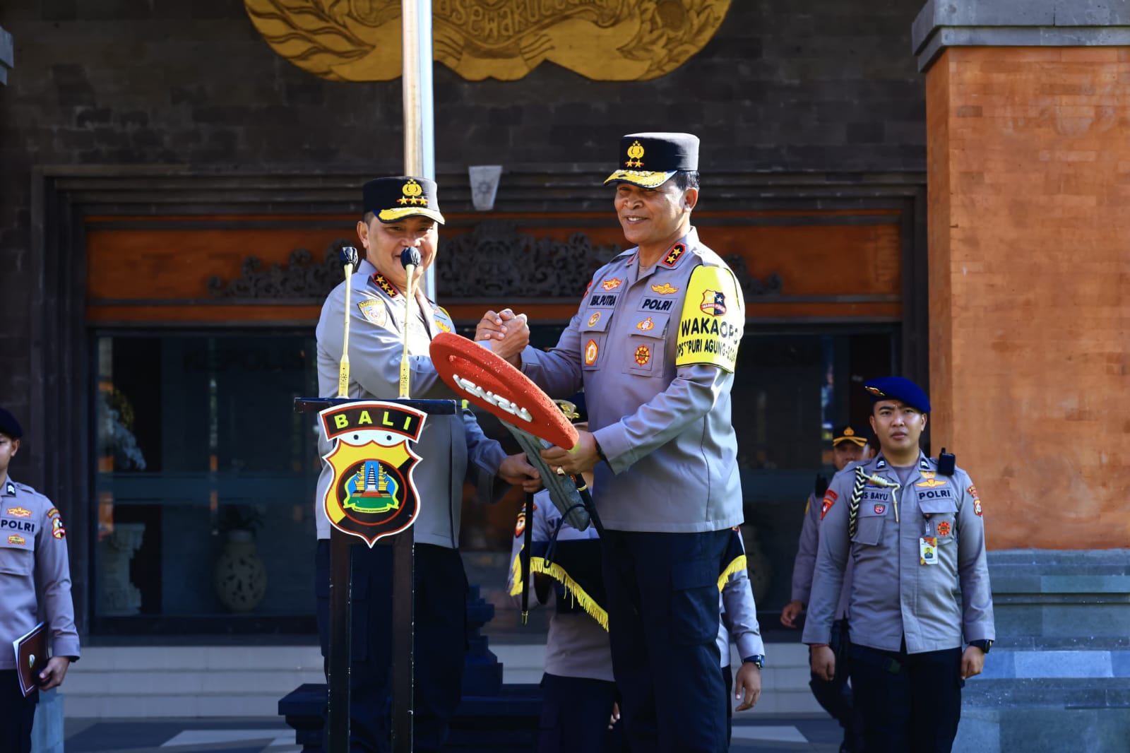 Kabaharkam Polri Serahkan Bantuan Kendaran dan Almatsus Jelang WWF ke-10 di Bali