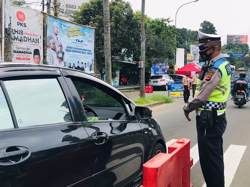 Kondisi Lalin Menuju Kawasan Wisata Puncak Padat, Polisi Berlakukan Sistem Oneway