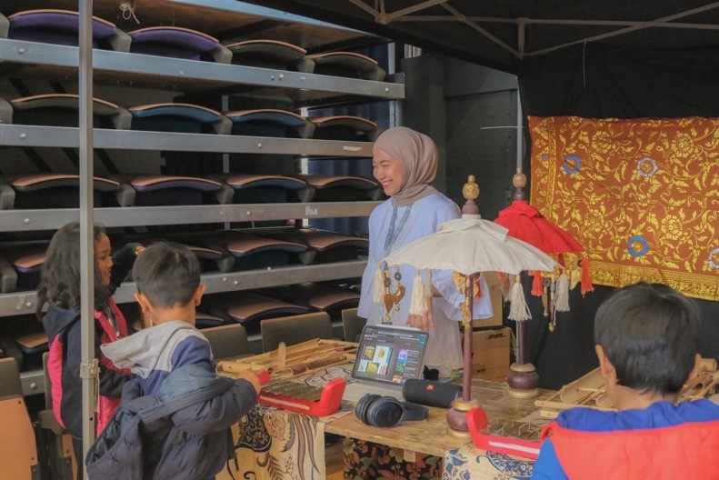 Pelajar Indonesia Perkenalkan Tarian hingga Mainan Indonesia di Inggris