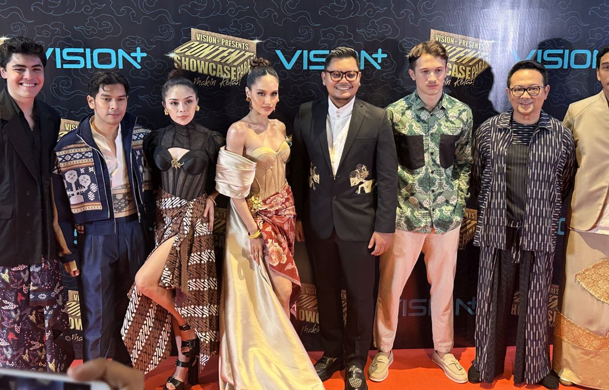 Potret Anggun Cinta Laura dengan Gaun Avant Garde Batik di Vision+ Content Showcase Parade