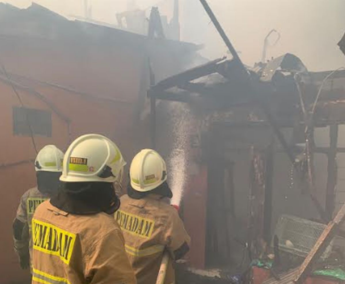 Rumah Warga di Palmerah Kebakaran, 17 Unit Pemadam Diterjunkan
