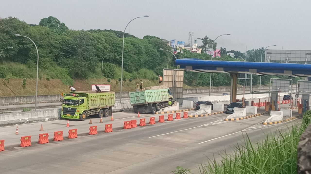 Truk Muatan Pasir Tabrak Pembatas GT Margonda Depok, Polisi: Tidak Ada Korban