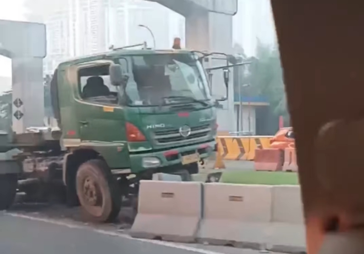 Truk Peti Kemas Kecelakaan di Tol Japek, Lalin Macet