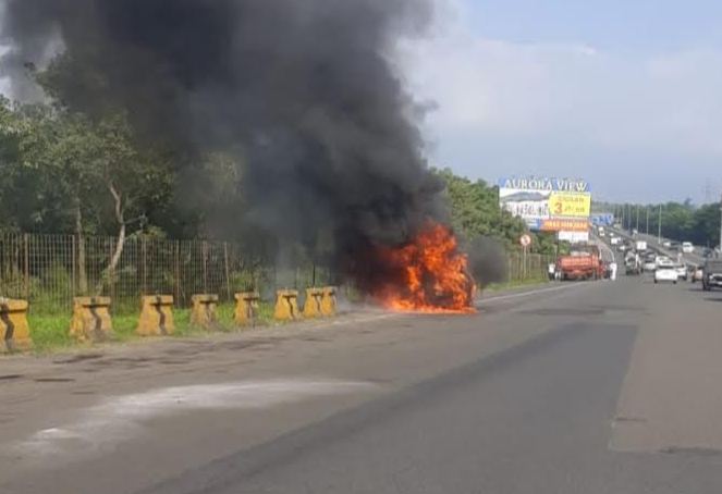 Diduga Alami Korsleting Kelistrikan, Mobil Terbakar di Tol Jagorawi