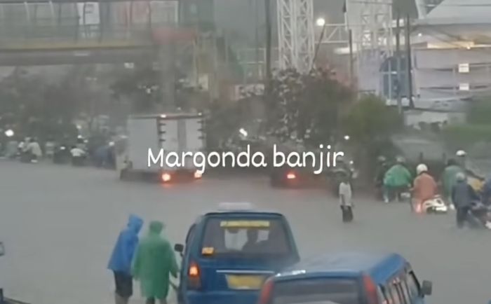 Diguyur Hujan, Depok Dikepung Banjir hingga Macet Parah di Margonda