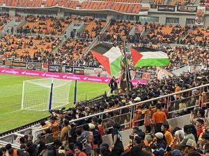 Final RCTI Premium Sports 2024: The Jakmania Kibarkan Bendera Palestina di Stadion JIS