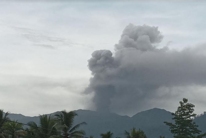 Gunung Dukono Meletus, Warga Diminta Pakai Masker Hindari Debu Vulkanik