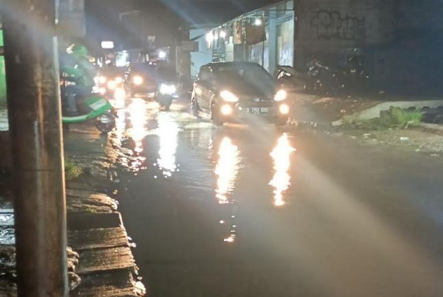 Jalan Raya Keadilan Pancoran Mas Depok Tergenang Banjir Imbas Hujan Deras