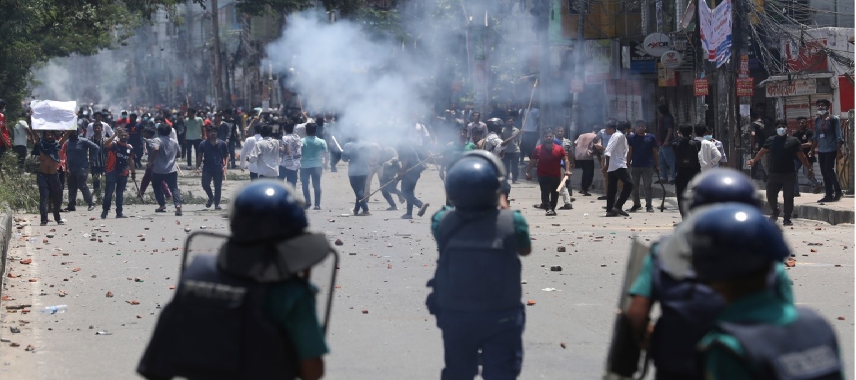 Kerusuhan Bangladesh, Polisi Tembakkan Gas Air Mata dan Peluru Karet ke Para Pelajar yang Blokade Jalanan