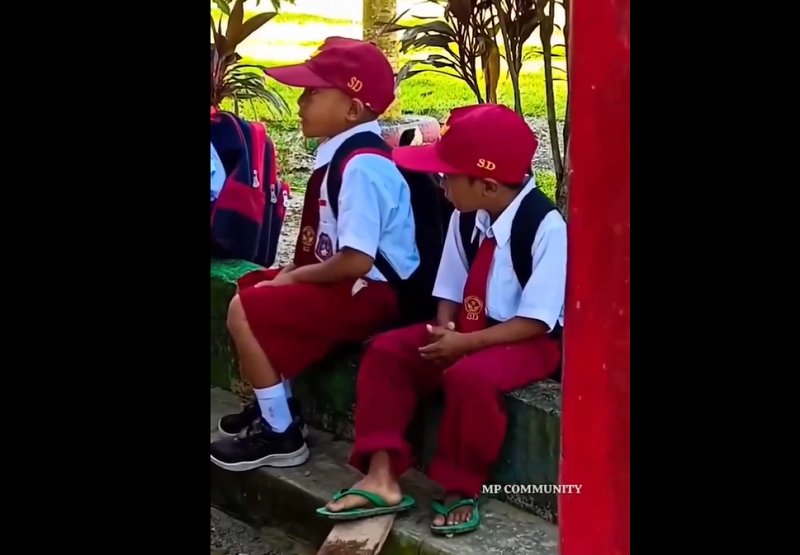 Kisah Haru Firdaus, Siswa SD Pakai Sandal Jepit di Hari Pertama Sekolah