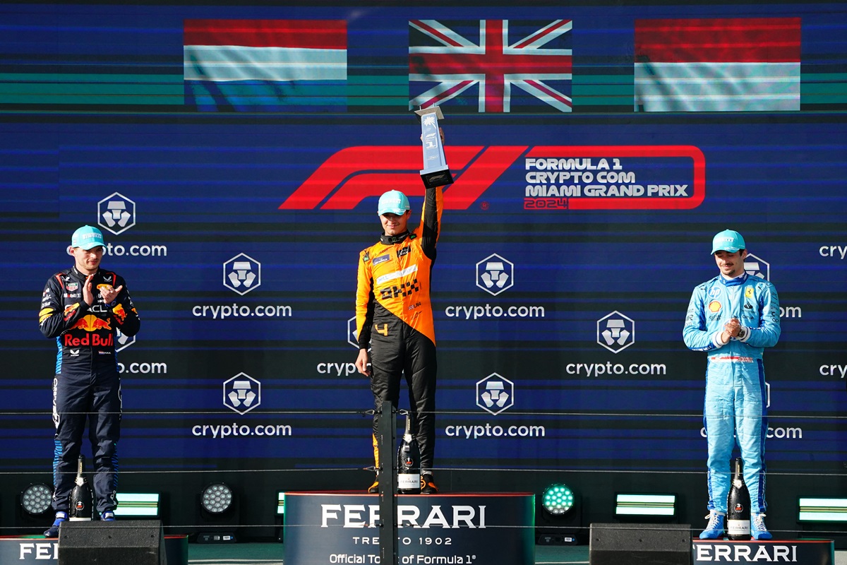 Lando Norris Asapi Max Verstappen di F1 GP Miami 2024, Red Bull Racing Soroti Kebangkitan McLaren