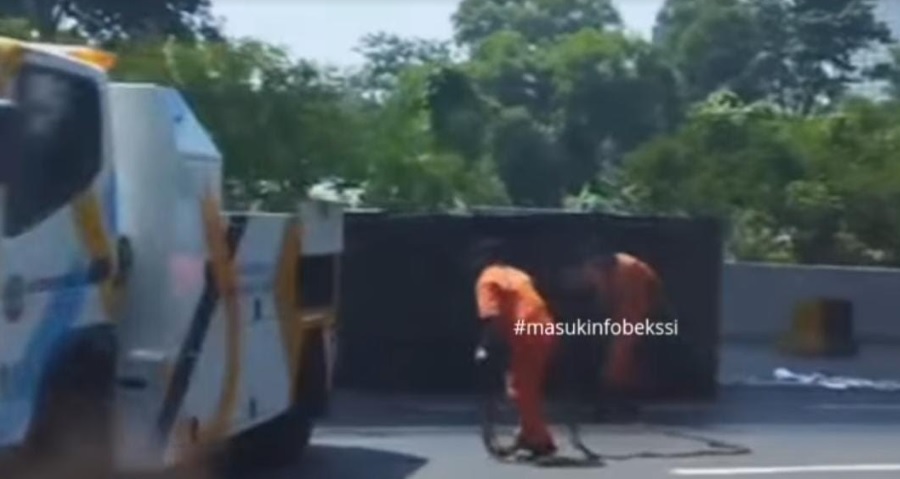 Mobil Pick Up Kecelakaan, Muatan Barang Rongsokan Berserakan di Tol Bekasi Barat