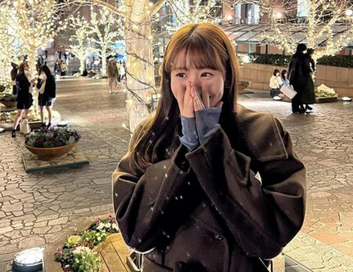 Momen Girangnya Bidadari Cantik Jepang Chiharu Shida saat Dikasih Oleh-Oleh Mie Instan dari Greysia Polii