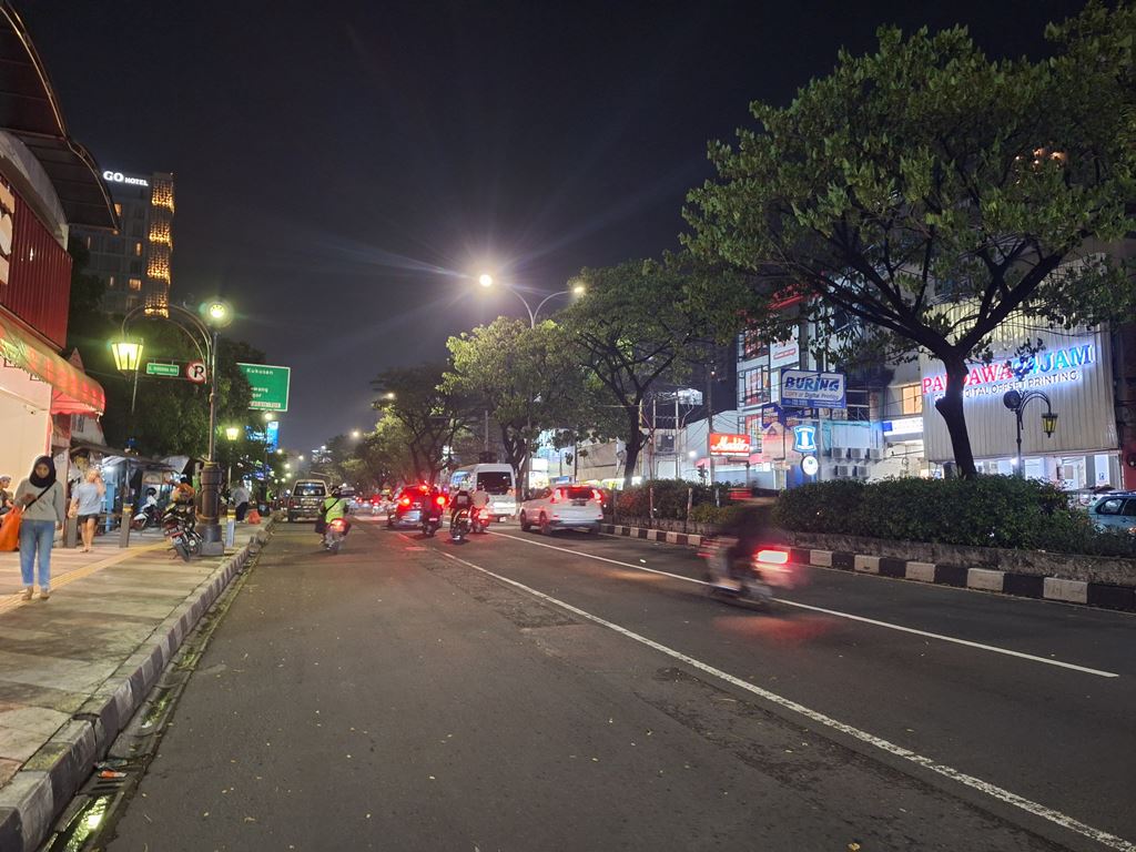 Pohon Raksasa yang Tumbang di Margonda Depok Berhasil Dievakuasi, Lalu Lintas Kembali Lancar