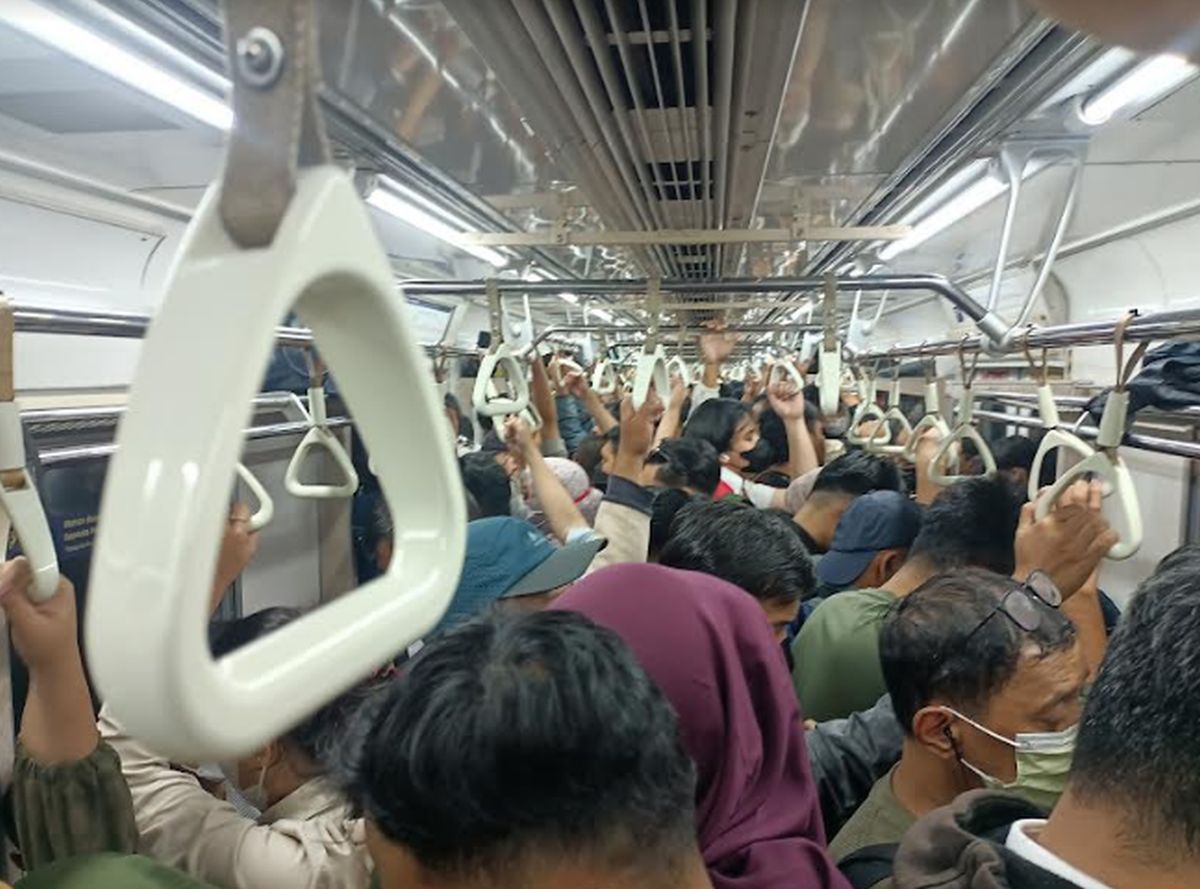 Potret Penuh Sesak KRL Jakarta Kota-Nambo di Jam Sibuk Pulang Kerja