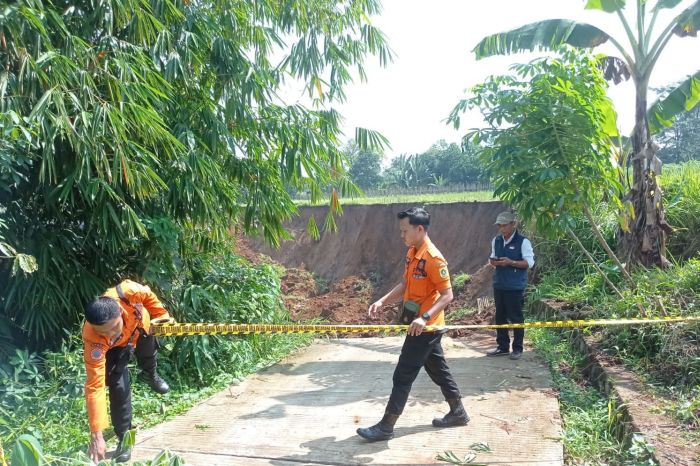 Tanah Longsor di Caringin Bogor, Jalan Akses Warga Terputus