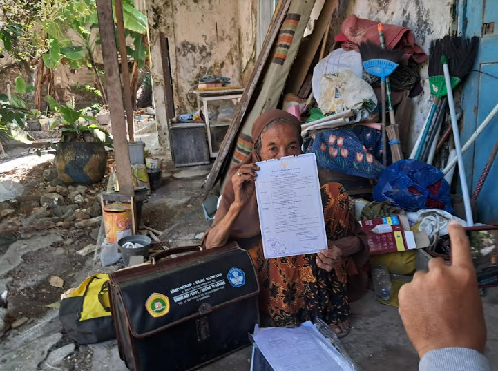 Kisah Pilu Pensiunan Guru di Sampang Tinggal di Gubuk Tak Layak Huni