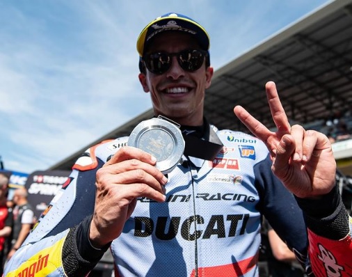 Tak Marah Disebut Francesco Bagnaia Bakal Datangkan Bencana, Marc Marquez Justru Senang Setim dengan Pecco