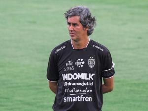 Liga 1 2024-2025: Stefano Cugurra Tak Terbebani Target Lima Besar untuk Bali United