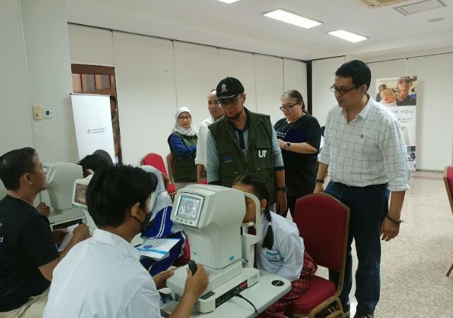 Sasar SD di Tangsel, MNC Peduli-Esillor dan UT Kolaborasi Gelar Pemeriksaan dan Pemberian Kacamata Gratis