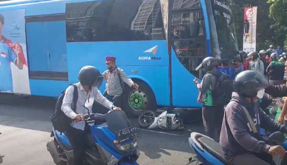 Terpeleset saat Menyalip, Pemotor Wanita Tewas Terlindas Bus di Jaktim