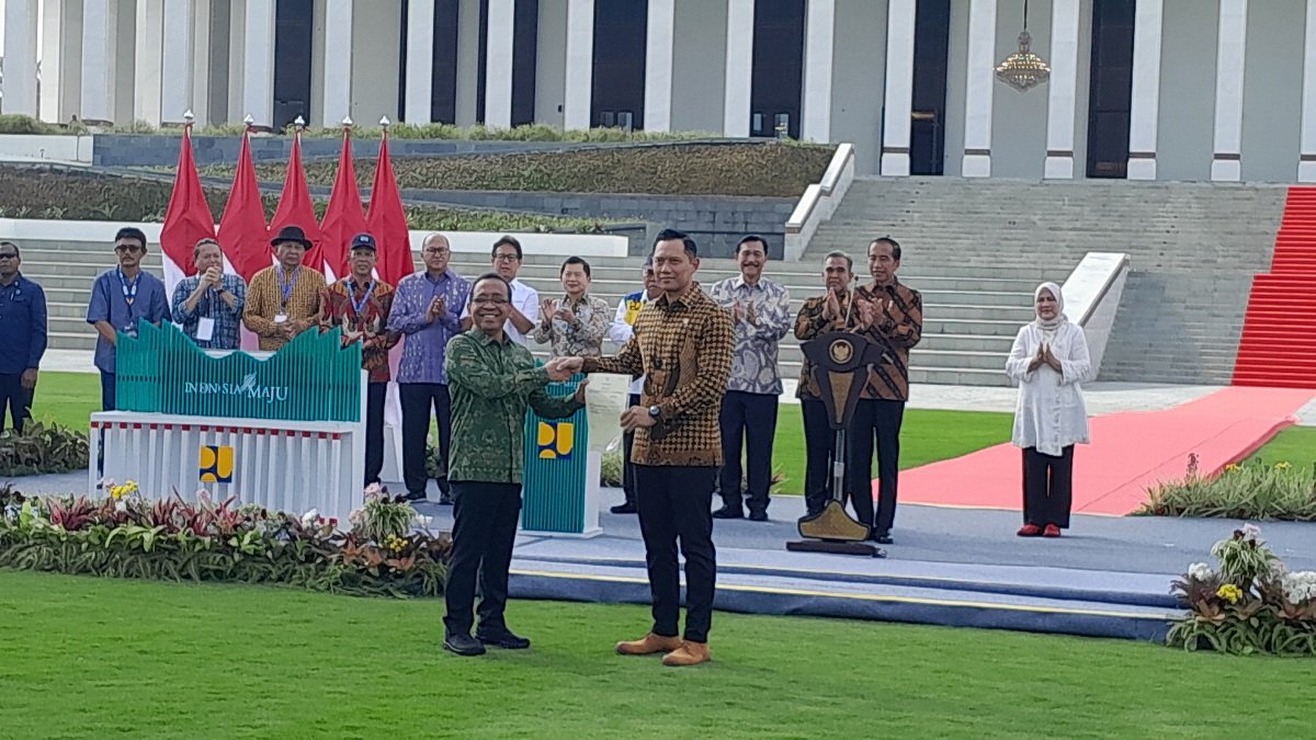 AHY Serahkan Sertifikat Istana Negara di IKN