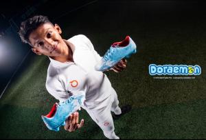 Ajak Pesepakbola Bernostalgia, Sepatu Bernuansa Doraemon Diluncurkan!