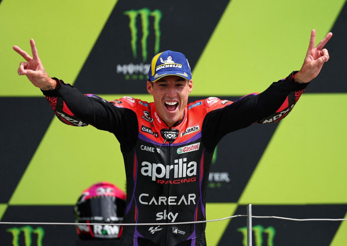 Kisah Aleix Espargaro Kaget Melihat Ibu-Ibu Bonceng Tiga Anak saat Pulang Sekolah di Mandalika